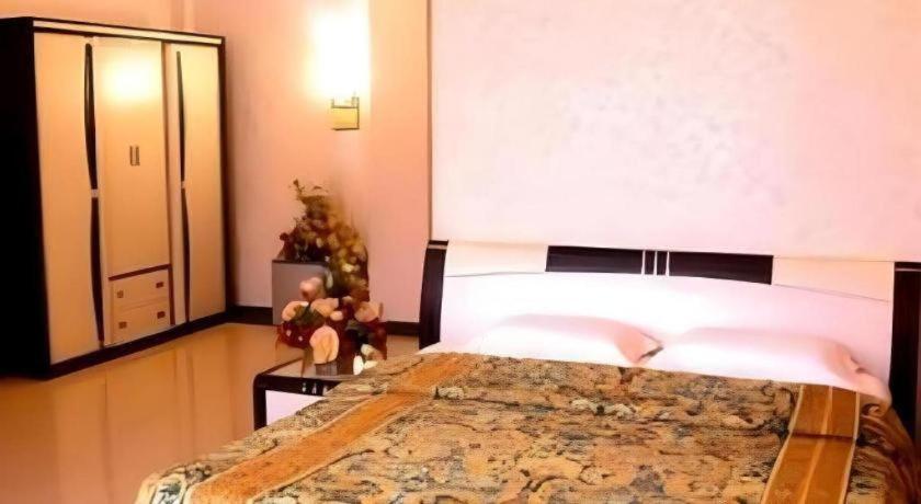 V3 Hotel Сурабая Экстерьер фото
